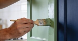 Jak odnowić szafki kuchenne: profesjonalne malowanie frontów DIY