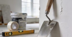 Szpachlowanie ścian cena: cennik usług, koszt za 1 m2 gładzi w 2023 r.