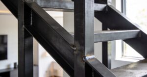 Jaki profil stalowy na schody wybrać? Solidna konstrukcja metalowa
