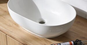 Czym przykleić umywalkę do blatu? Montaż umywalki nablatowej krok po kroku